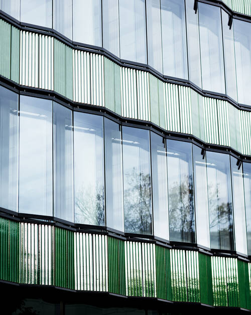 Außenansicht des Bürogebäudes Die Macherei M60 in Berlin mit großflächiger SOLARLUX sunlite grey 65 Glasfassade am Halleschen Ufer.